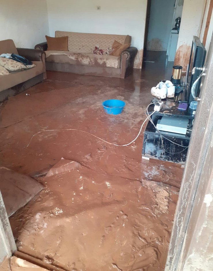 Başkentte 2 köprü, sel sularıyla yıkıldı