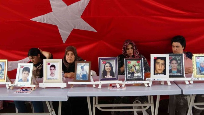 Bin 10 gündür terör mağduru aileler evlatlarını HDP ve PKK’dan istiyor