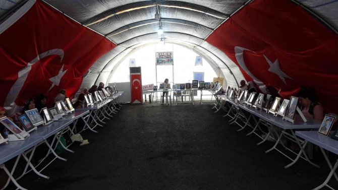 Bin 10 gündür terör mağduru aileler evlatlarını HDP ve PKK’dan istiyor