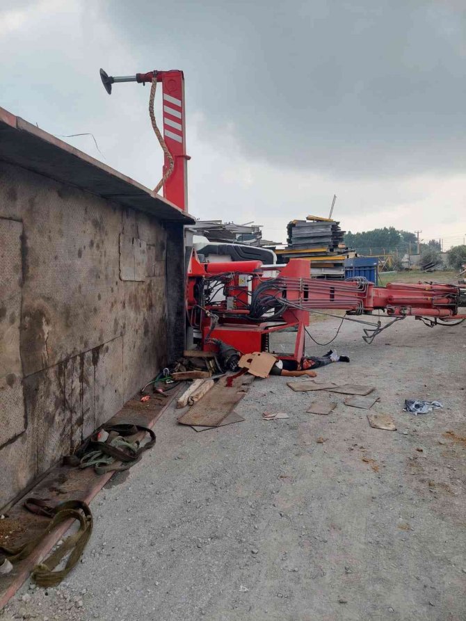 Devrilen vincin altında kalan genç hayatını kaybetti