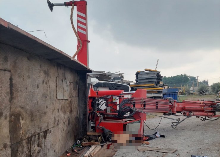 Devrilen vincin altında kalan operatör feci şekilde can verdi!