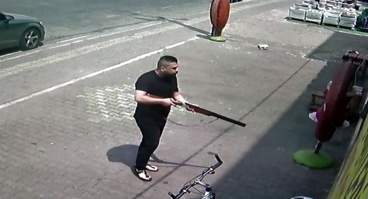 Ekmeği ucuza satan fırıncının iş yerine tüfekli saldırı kamerada