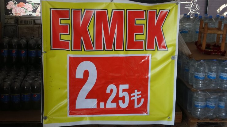 Ekmeği ucuza satan fırıncının iş yerine tüfekli saldırı kamerada