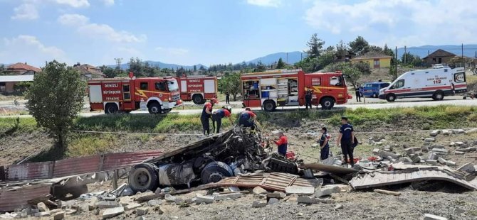 Hurdaya dönen tırdan şans eseri kurtuldu