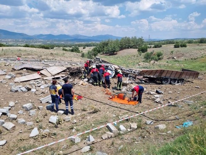 Hurdaya dönen tırdan şans eseri kurtuldu