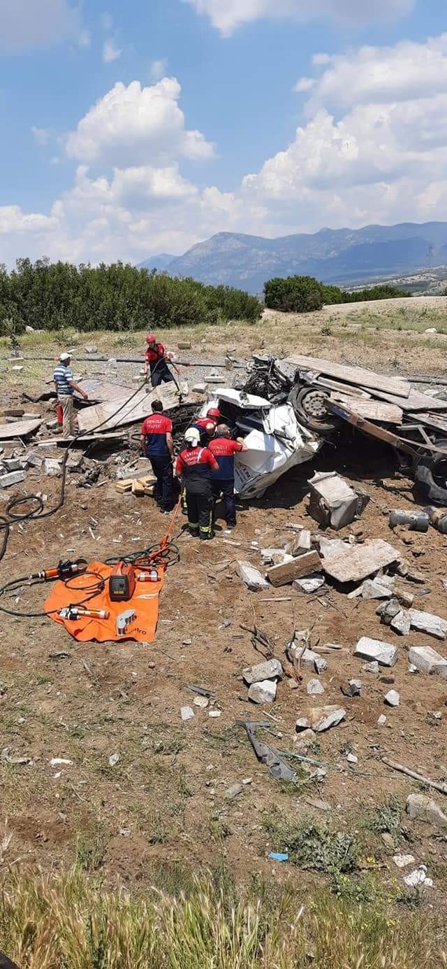 Hurdaya dönen tırdan şans eseri kurtuldu
