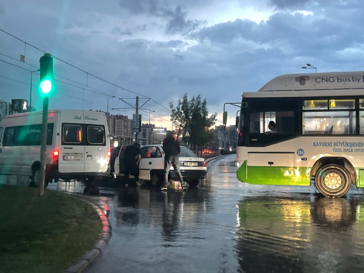 Kayseri'de sağanak günlük yaşamı olumsuz etkiledi
