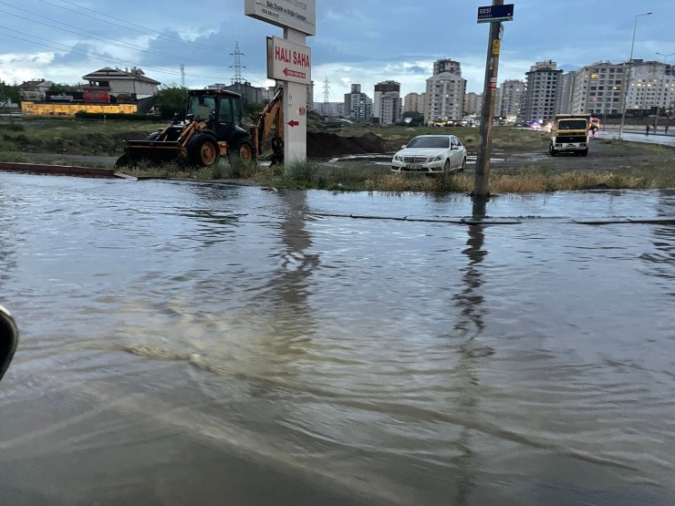 Kayseri'de sağanak günlük yaşamı olumsuz etkiledi
