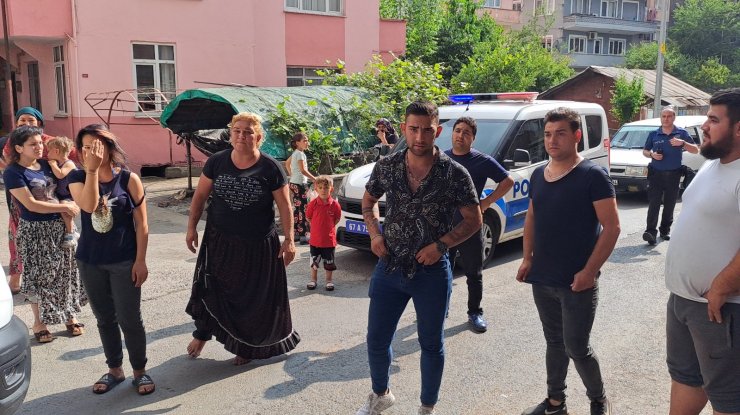 Kız kaçırmaya gelenler anne tepkisiyle karşılaşınca kaçtı