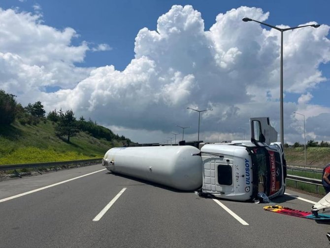 LPG tankeri devrildi, TEM otoyolu kapandı