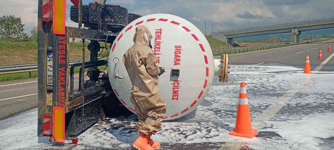 LPG tankeri devrildi, TEM otoyolu kapandı