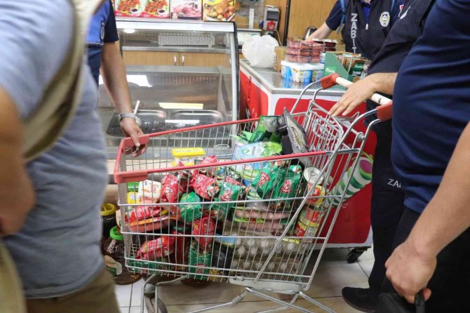 Markette yapılan kontrolde çok sayıda tarihi geçmiş ürün ele geçirildi