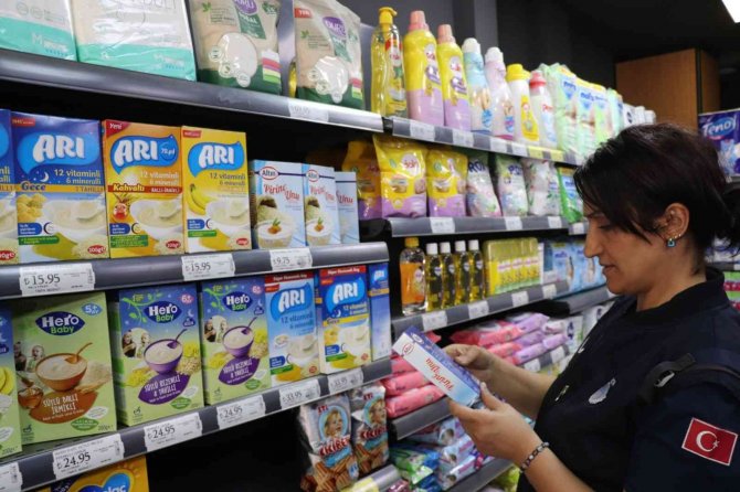Markette yapılan kontrolde çok sayıda tarihi geçmiş ürün ele geçirildi