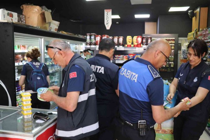 Markette yapılan kontrolde çok sayıda tarihi geçmiş ürün ele geçirildi