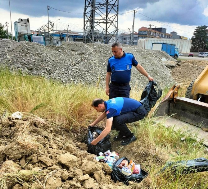 Markette yapılan kontrolde çok sayıda tarihi geçmiş ürün ele geçirildi