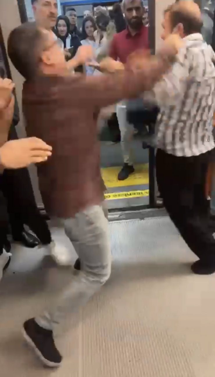 Otogar metrosunda boks maçı