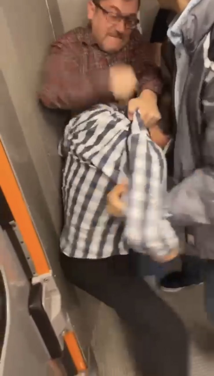 Otogar metrosunda boks maçı