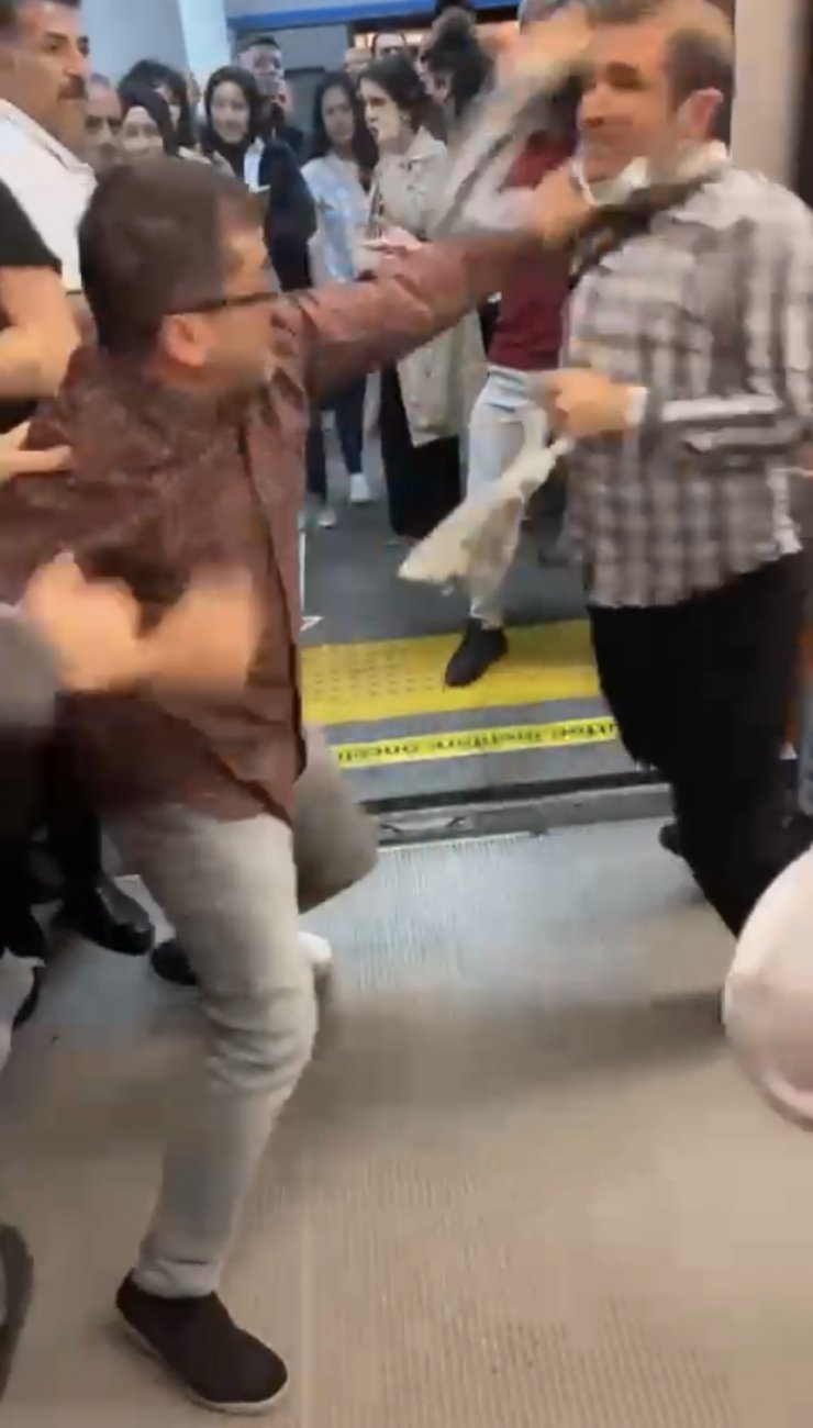 Otogar metrosunda boks maçı