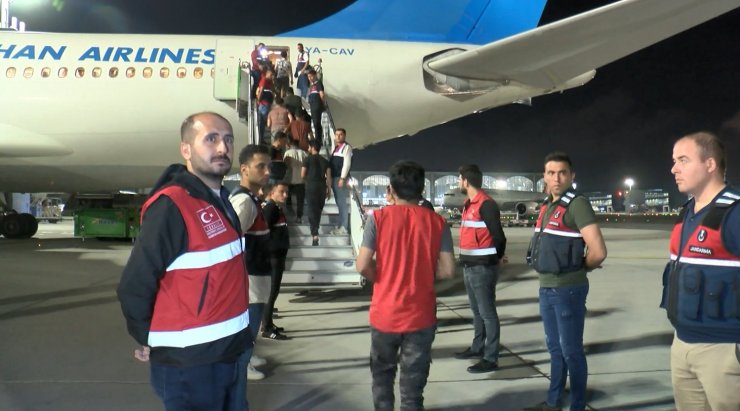Sınır dışı edilen 178 Afgan, uçakla ülkelerine gönderildi