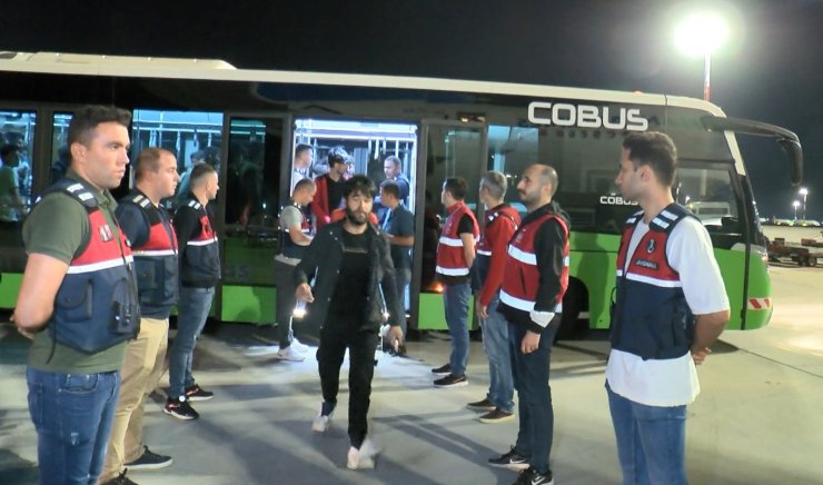 Sınır dışı edilen 178 Afgan, uçakla ülkelerine gönderildi