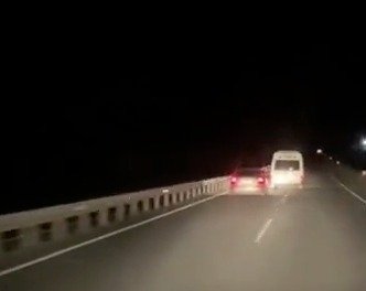 Sürücüsünün 'dur' ihtarına uymadığı minibüsten 29 kaçak göçmen çıktı