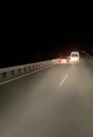 Sürücüsünün 'dur' ihtarına uymadığı minibüsten 29 kaçak göçmen çıktı