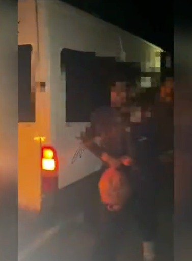 Sürücüsünün 'dur' ihtarına uymadığı minibüsten 29 kaçak göçmen çıktı