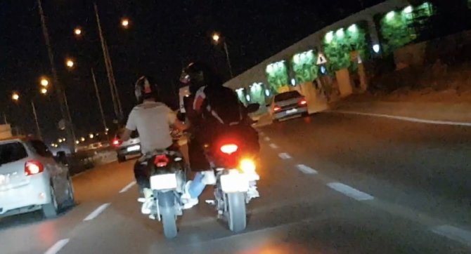 Trafikte bozulan motosikleti ayağıyla iterek götürdü
