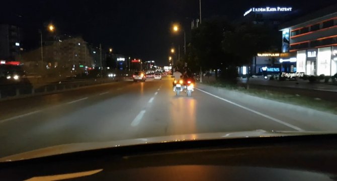 Trafikte bozulan motosikleti ayağıyla iterek götürdü