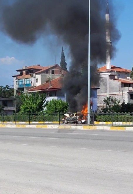 Alevlere teslim olan araç hurdaya döndü