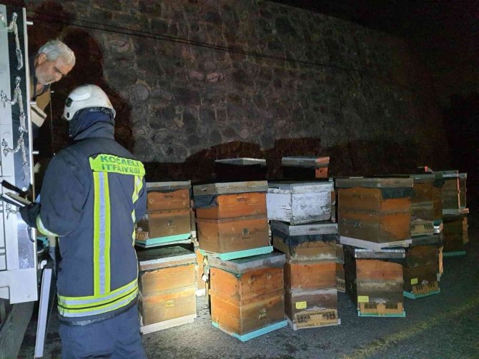 Arı kovanı yüklü kamyonet alev alev yandı