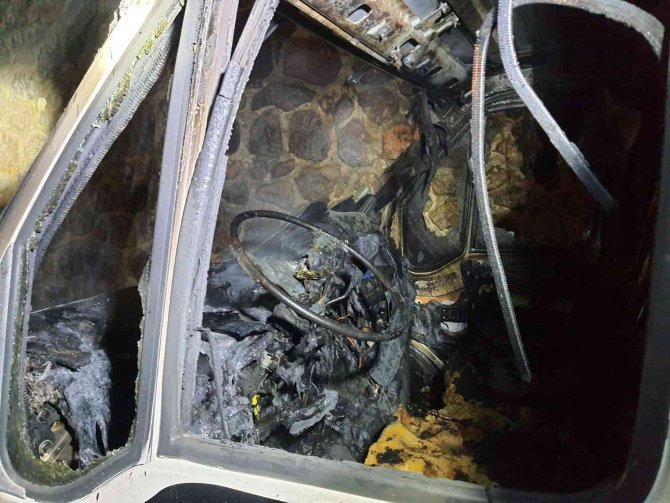 Arı kovanı yüklü kamyonet alev alev yandı