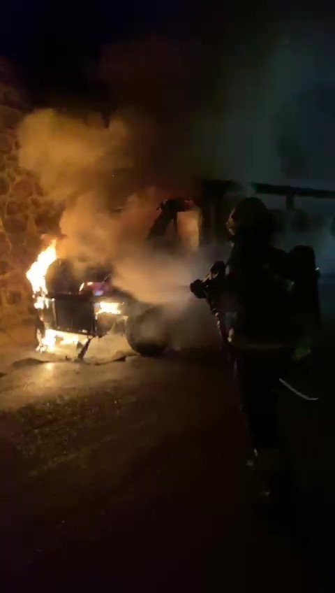 Arı kovanı yüklü kamyonet alev alev yandı