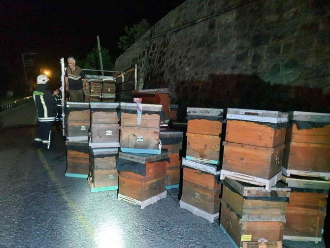 Arı kovanı yüklü kamyonet alev alev yandı