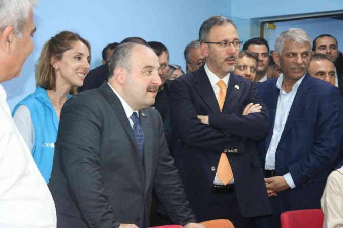 Bakanlar Varank ve Kasapoğlu öğrencilerin çalışmalarını inceledi