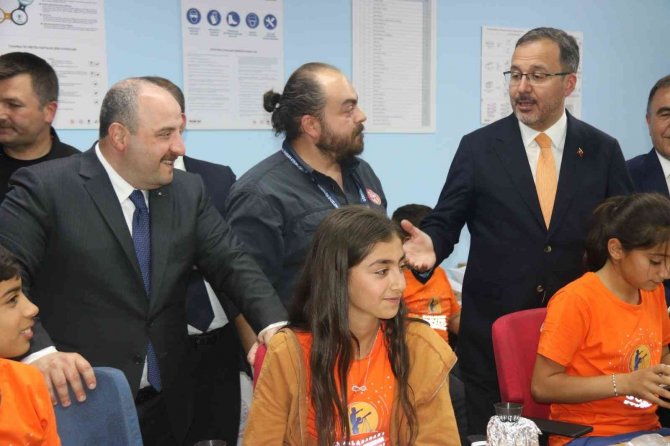 Bakanlar Varank ve Kasapoğlu öğrencilerin çalışmalarını inceledi