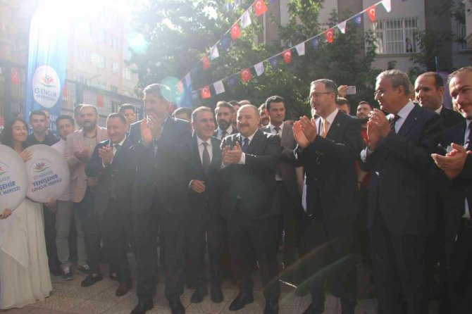 Bakanlar Varank ve Kasapoğlu öğrencilerin çalışmalarını inceledi