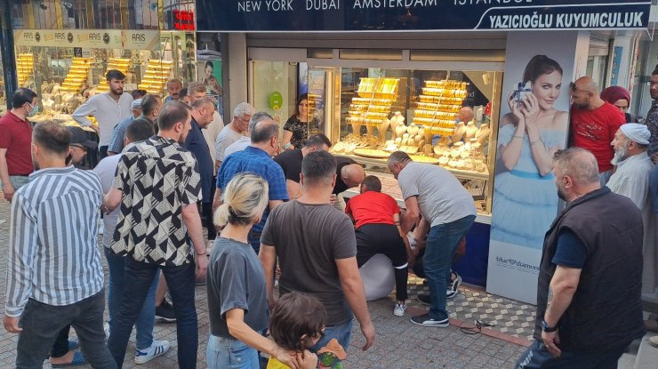 Esnaf kavgasını ayıran bir kişi hastanelik oldu, bir kişi ise canlı yayın yaptı