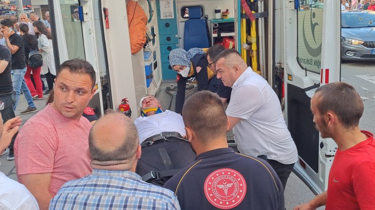 Esnaf kavgasını ayıran bir kişi hastanelik oldu, bir kişi ise canlı yayın yaptı