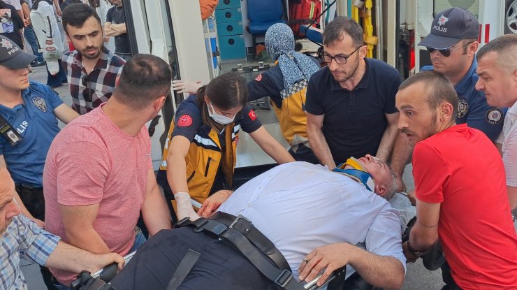 Esnaf kavgasını ayıran bir kişi hastanelik oldu, bir kişi ise canlı yayın yaptı