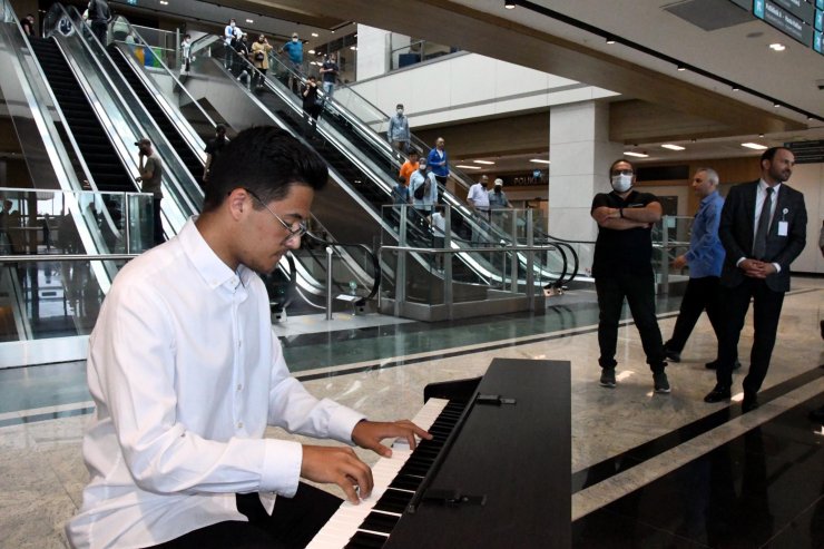 Hastaları piyano çalarak karşılıyorlar