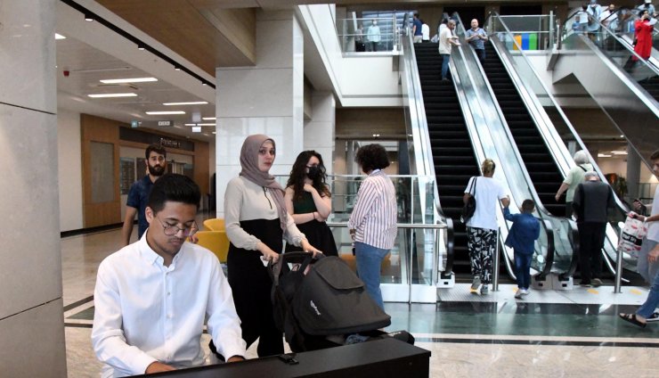 Hastaları piyano çalarak karşılıyorlar