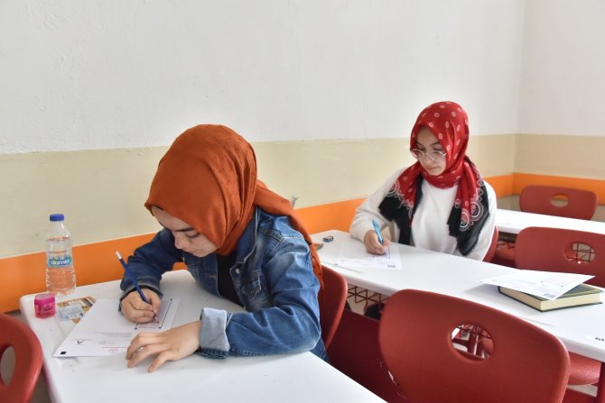 “Karatay Okuyor Projesi”ne katılan öğrenciler sınavda ter döktü