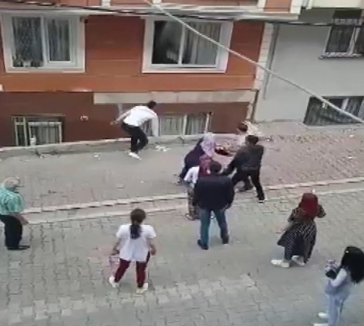Kavga ettikleri kişinin evini taşladılar