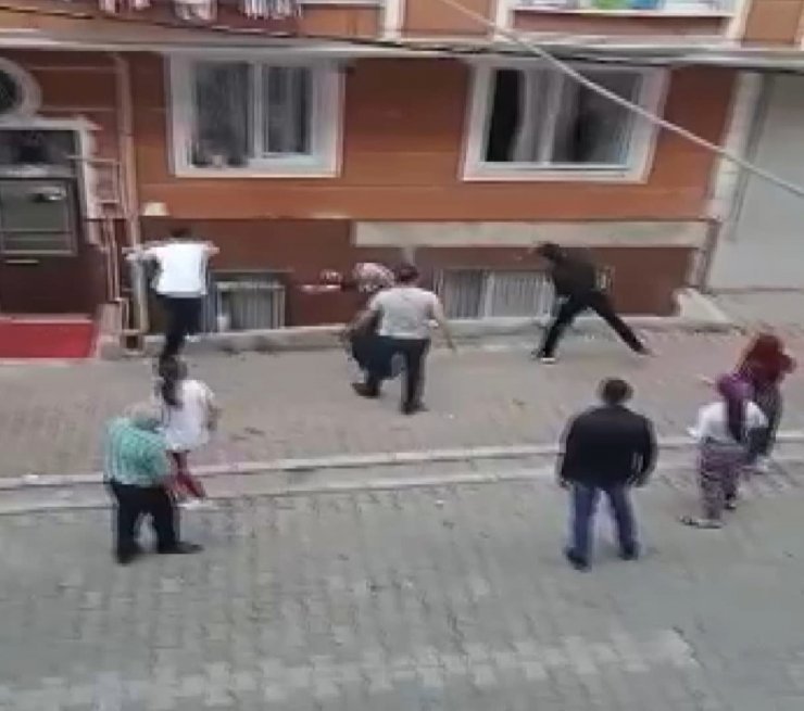 Kavga ettikleri kişinin evini taşladılar