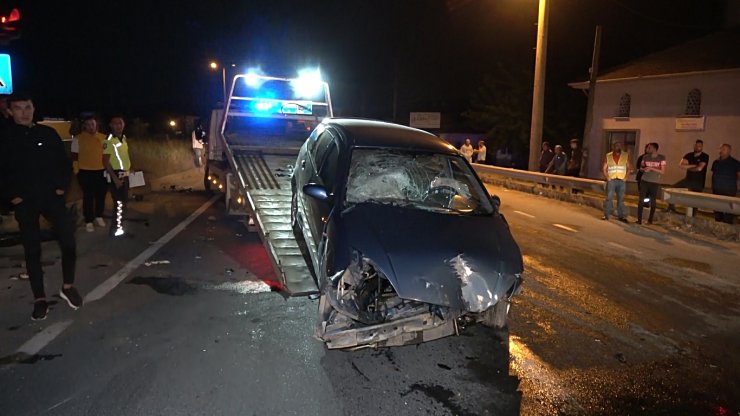 Kırmızı ışıkta geçen otomobil cipe çarptı: 4 yaralı 