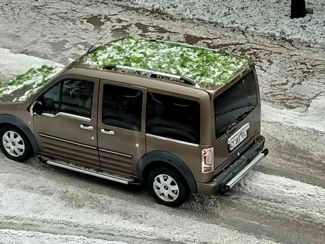 Konya'da ceviz büyüklüğündeki dolu ekili arazilere zarar verdi, ağaçların yapraklarını döktü