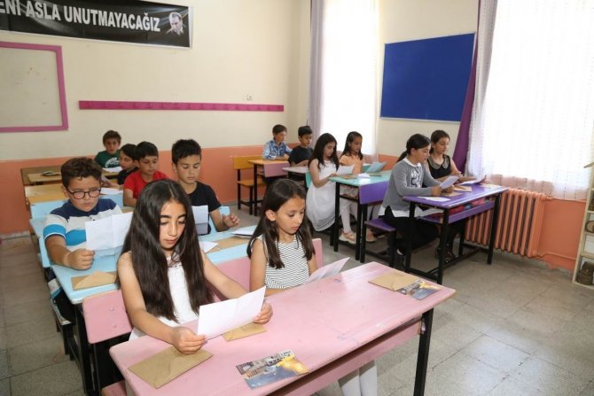 Minik öğrencilerin mektubuna Mehmetçikten cevap geldi