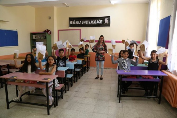 Minik öğrencilerin mektubuna Mehmetçikten cevap geldi