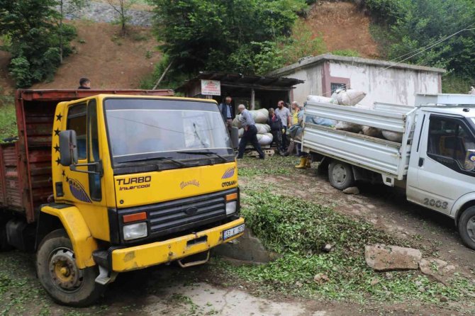 Müstahsil çayını kamyon üzerinde satıyor